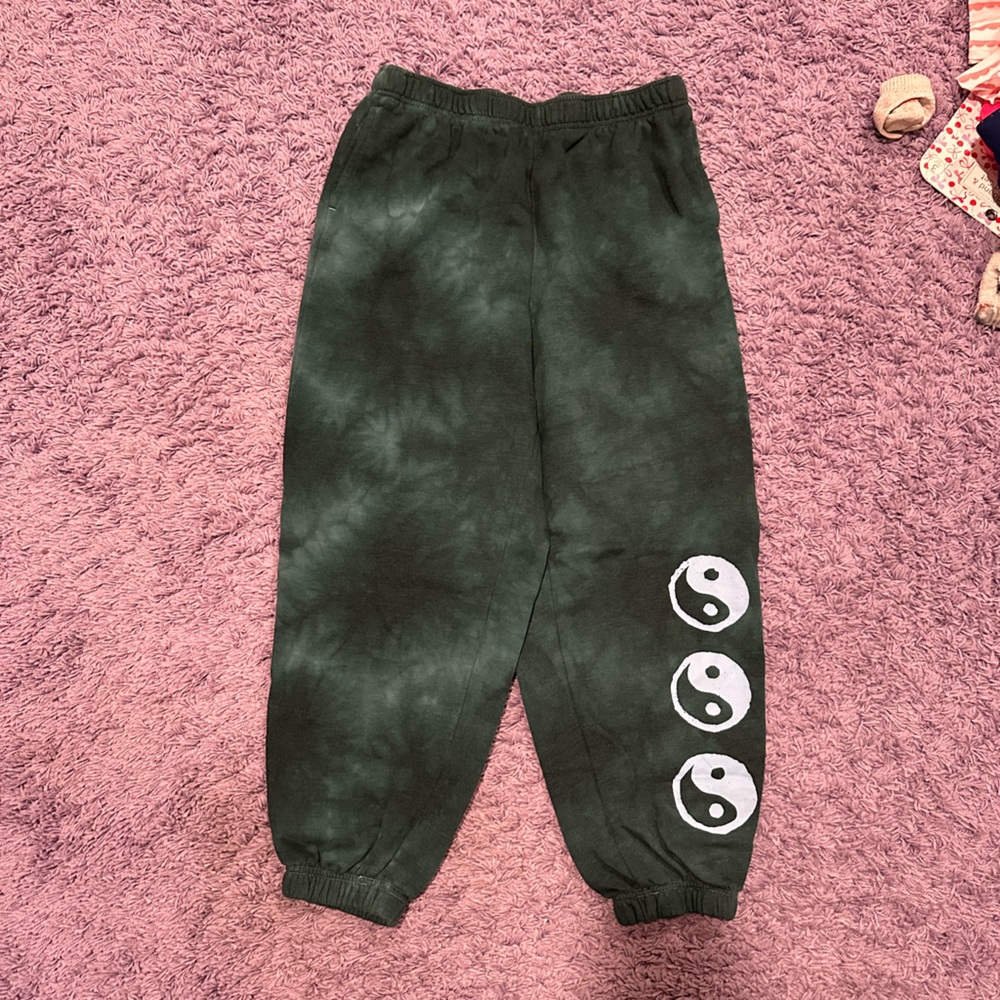 Green Sweatpants with Tapered Cuffs and Cozy Fit